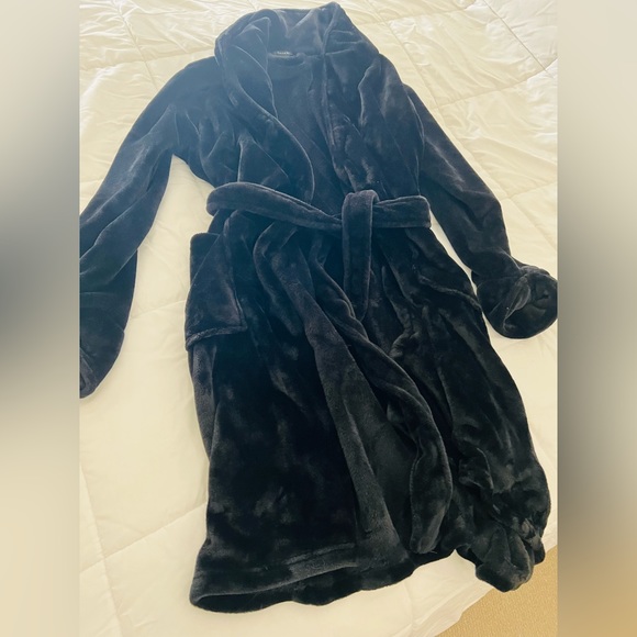 TAHARI women’s robe. - Picture 3 of 7